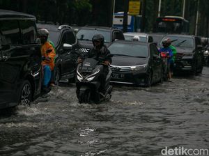 Jl Pondok Indah Tergenang, Lalin ke Lebak Bulus Tersendat Jl Pondok Indah Tergenang, Lalin ke Lebak Bulus Tersendat