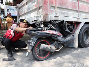 Pemotor Asal Madiun Tewas Tabrak Truk Muat Semen di Ponorogo