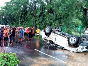 Pajero Terbalik Usai Tabrak Pembatas Jalan di Pamekasan, Pengemudi Tewas