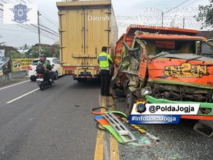 Kecelakaan Beruntun 2 Truk dan 1 Mobil Terjadi di Gamping Sleman