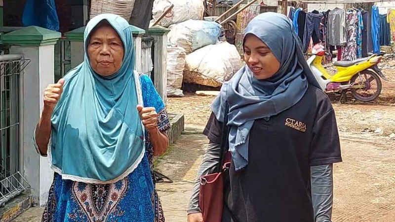 Donasi Sahabat Baik Bantu Nenek Penjual Pecel yang Tak Sanggup Lagi Berdagang