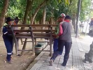 DLH Bojonegoro Buka Suara soal Bungkus Kondom Berceceran di Taman Veteran DLH Bojonegoro Buka Suara soal Bungkus Kondom Berceceran di Taman Veteran