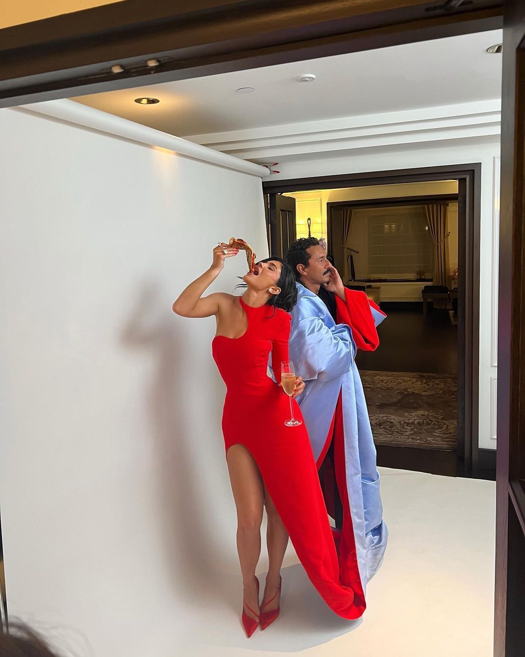 Foto Kylie Jenner makan pizza di belakang layar Met Gala 2023