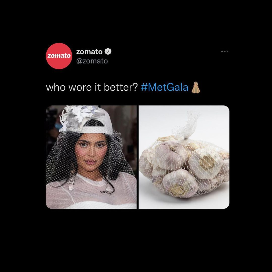 Foto Kylie Jenner makan pizza di belakang layar Met Gala 2023