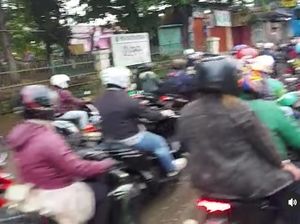 Kali Baru Meluap Genangi Kawasan Hek Jaktim, Lalin Tersendat Kali Baru Meluap Genangi Kawasan Hek Jaktim, Lalin Tersendat