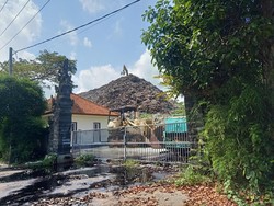 Cairan Hitam Pekat dari TPA Peh, Rugikan Petani-Buat Gatal