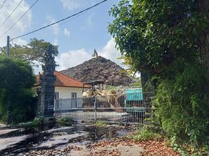 Cairan Hitam Pekat dari TPA Peh, Rugikan Petani-Buat Gatal Cairan Hitam Pekat dari TPA Peh, Rugikan Petani-Buat Gatal