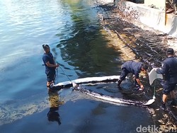 Polisi Duga Limbah Hitam Pantai Kampung Melayu Batam dari Malaysia