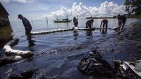 Limbah Minyak Hitam Cemari Pantai di Batam