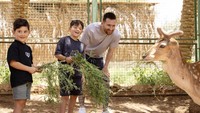 Anak-anak Messi juga ikut kegirangan bisa jalan-jalan di Arab Saudi. Ahmed Al Khateeb menulis saya senang dengan kedatangan Messi dan keluarganya ke Arab Saudi untuk nikmati keajaiban destinasi wisata dan pengalaman yang unik (@AhmedAlKhateeb/Twitter)