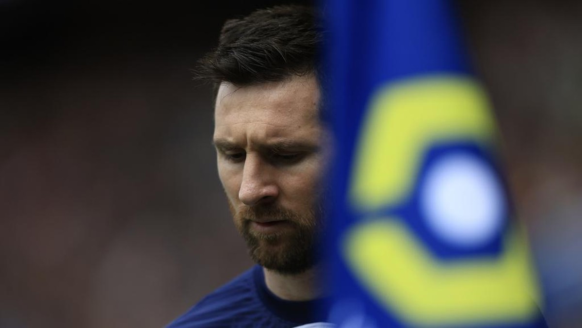 Absen latihan, Lionel Messi bersalah. (Foto: AP/Aurelien Morissard)