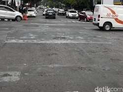Lagi! Lubang Menganga di Perempatan Jalan Dalem Kaum-Lengkong