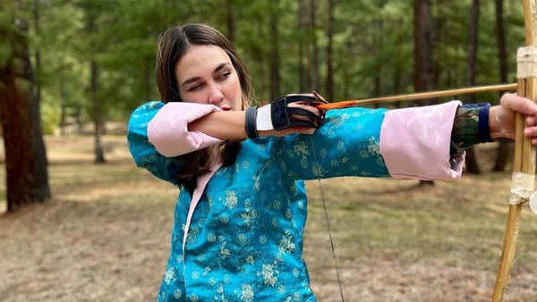 7 Gaya Berbeda Luna Maya Pakai Baju Tradisional Bhutan, Cantik Bersahaja