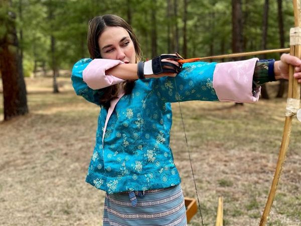 7 Gaya Berbeda Luna Maya Pakai Baju Tradisional Bhutan, Cantik Bersahaja