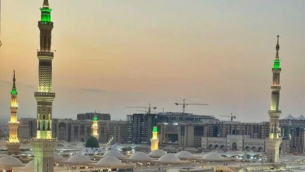 Menikmati Sensasi Umroh Sambil Nonton Bola