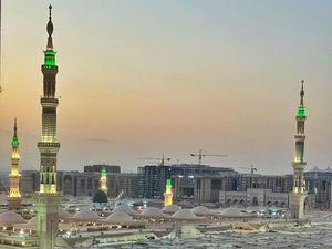 Menikmati Sensasi Umroh Sambil Nonton Bola