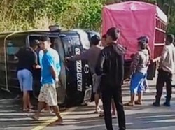 Minibus Bawa Rombongan Guru Terbalik di Gorontalo, 11 Orang Luka