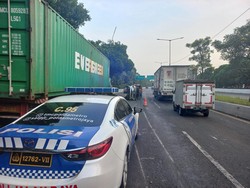 Mobil Terguling di Km 20 Tol Sedyatmo, Lalin ke Bandara Soetta Macet