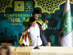 Seremoni Partai Inti Koalisi Besar, Airlangga Beri Rompi Kuning ke Cak Imin