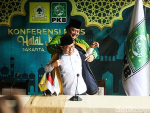 Seremoni Partai Inti Koalisi Besar, Airlangga Beri Rompi Kuning ke Cak Imin Seremoni Partai Inti Koalisi Besar, Airlangga Beri Rompi Kuning ke Cak Imin