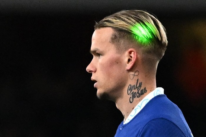 Mykhailo Mudryk Soccer Football - Premier League - Arsenal v Chelsea - Emirates Stadium, London, Britain - May 2, 2023 A laser is seen shining on Chelsea's Mykhailo Mudryk's hair REUTERS/Dylan Martinez EDITORIAL USE ONLY. No use with unauthorized audio, video, data, fixture lists, club/league logos or 'live' services. Online in-match use limited to 75 images, no video emulation. No use in betting, games or single club /league/player publications. Please contact your account representative for further details.