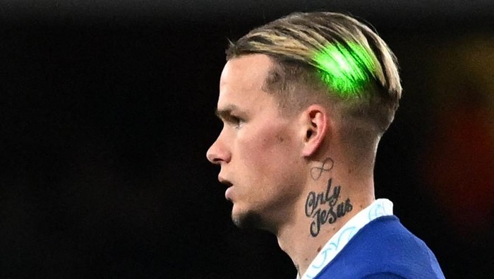 Mykhailo Mudryk Soccer Football - Premier League - Arsenal v Chelsea - Emirates Stadium, London, Britain - May 2, 2023 A laser is seen shining on Chelsea's Mykhailo Mudryk's hair REUTERS/Dylan Martinez EDITORIAL USE ONLY. No use with unauthorized audio, video, data, fixture lists, club/league logos or 'live' services. Online in-match use limited to 75 images, no video emulation. No use in betting, games or single club /league/player publications. Please contact your account representative for further details.