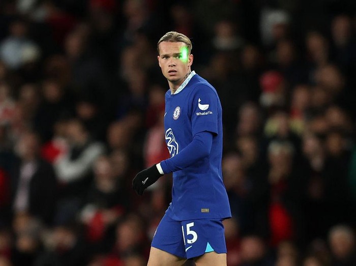 LONDON, ENGLAND - MAY 02: The beam of a Green Laser is seen hitting the eyes and face of Mykhaylo Mudryk of Chelsea during the Premier League match between Arsenal FC and Chelsea FC at Emirates Stadium on May 02, 2023 in London, England. (Photo by Chris Lee - Chelsea FC/Chelsea FC via Getty Images)