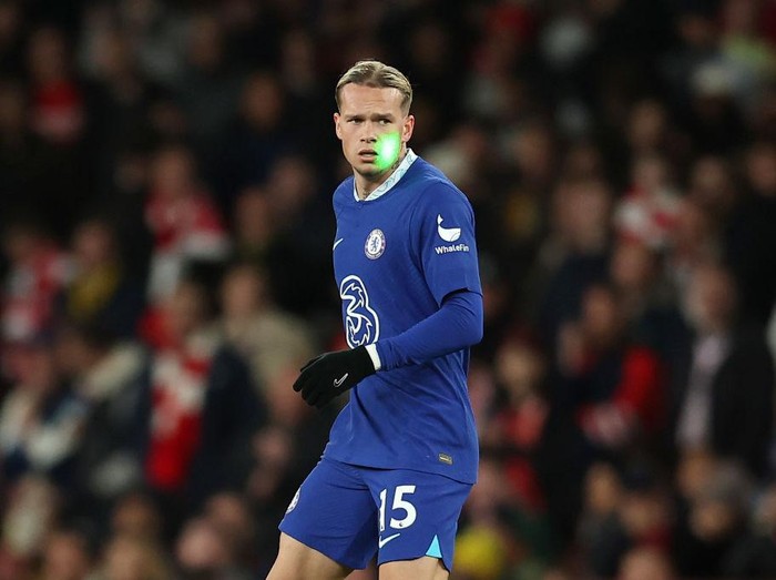 LONDON, ENGLAND - MAY 02: The beam of a Green Laser is seen hitting the eyes and face of Mykhaylo Mudryk of Chelsea during the Premier League match between Arsenal FC and Chelsea FC at Emirates Stadium on May 02, 2023 in London, England. (Photo by Chris Lee - Chelsea FC/Chelsea FC via Getty Images)