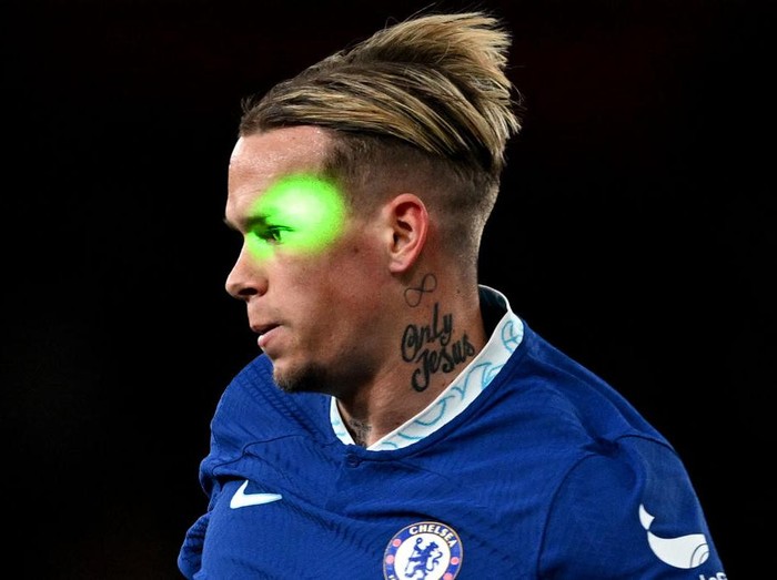 LONDON, ENGLAND - MAY 02: The beam of a Green Laser is seen hitting the eyes and face of Mykhaylo Mudryk of Chelsea as they run with the ball during the Premier League match between Arsenal FC and Chelsea FC at Emirates Stadium on May 02, 2023 in London, England. (Photo by Darren Walsh/Chelsea FC via Getty Images)