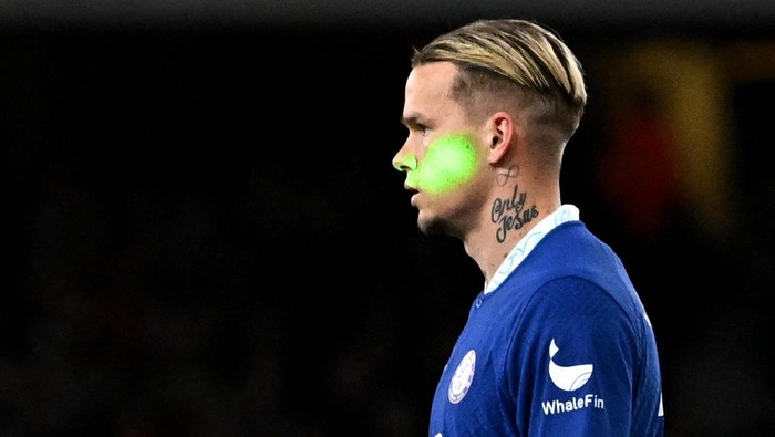 Mykhailo Mudryk Soccer Football - Premier League - Arsenal v Chelsea - Emirates Stadium, London, Britain - May 2, 2023 A laser is seen shining on the face of Chelsea's Mykhailo Mudryk REUTERS/Dylan Martinez EDITORIAL USE ONLY. No use with unauthorized audio, video, data, fixture lists, club/league logos or 'live' services. Online in-match use limited to 75 images, no video emulation. No use in betting, games or single club /league/player publications. Please contact your account representative for further details.