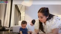 8 Foto Nagita Slavina di Singapura, Momong Anak Hingga Nyetrika Baju Sendiri