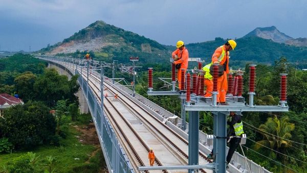 Pemasangan Jaringan Listrik Atas Kereta Cepat JKT-BDG Tembus 80%