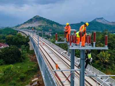 Pemasangan Jaringan Listrik Atas Kereta Cepat JKT-BDG Tembus 80%