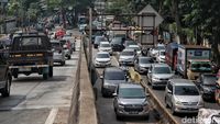 Penampakan Macet Panjang Akibat Betonisasi Flyover Pesing