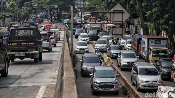 Penampakan Macet Panjang Akibat Betonisasi Flyover Pesing