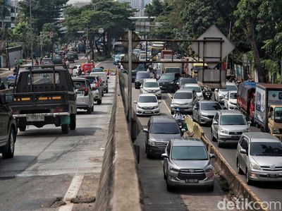 Penampakan Macet Panjang Akibat Betonisasi Flyover Pesing