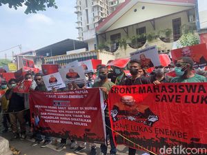 Pendukung Lukas Enembe Geruduk PN Jaksel Jelang Putusan Praperadilan