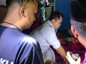 Video Polisi Geledah Rumah Pelaku Penembakan Kantor MUI Video Polisi Geledah Rumah Pelaku Penembakan Kantor MUI