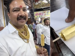 Viral! Pedagang Kaki Lima Ini Jual Camilan Lapis Emas 24 Karat