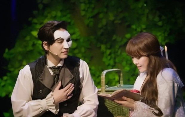 Potret adegan drama musikal Phantom