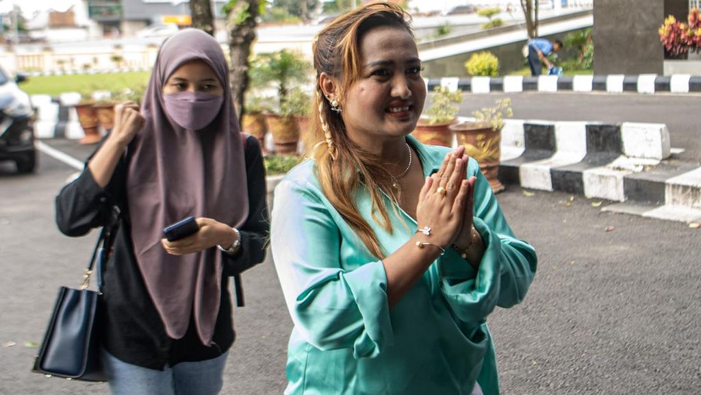 Momen Lina Mukherjee Tersangka Penistaan Agama Jalani Pemeriksaan Momen Lina Mukherjee Tersangka Penistaan Agama Jalani Pemeriksaan