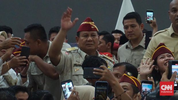 Ketua Umum sekaligus bakal calon presiden (capres) Partai Gerindra Prabowo Subianto di acara reuni akbar dan halal bihalal purnawirawan TNI-Polri di JEC, Bantul, DIY, Rabu (3/5).