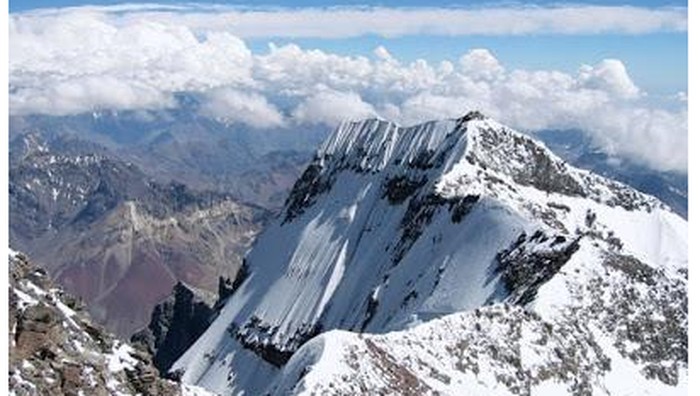 Penasaran? Inilah 10 Puncak Tertinggi Indonesia dan Lokasinya!