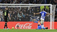 Petaka bagi Madrid datang setelah turun minum. Dua menit selepas jeda, Takefusa Kubo bisa menjebol gawang mantan klubnya. Sociedad memimpin 1-0.  