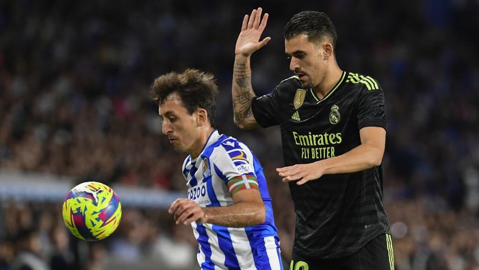 Real Madrid Tumbang di Markas Real Sociedad Real Madrid's Dani Ceballos, right, and Real Sociedad's Mikel Oyarzabal vie for the ball during Spanish La Liga soccer match between Real Sociedad and Real Madrid at the Reale Arena stadium in San Sebastian, Spain, Tuesday, May 2, 2023. (AP Photo/Alvaro Barrientos)