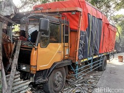 Warkop di Sukabumi Rusak Diseruduk Truk