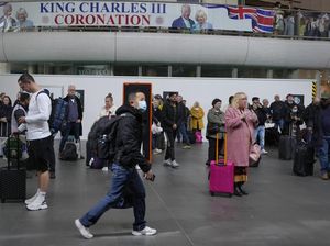 Stasiun di London Bersolek Sambut Penobatan Raja Charles III
