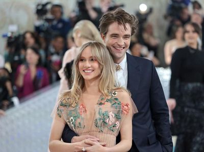 7 Foto Kemesraan Robert Pattinson dan Suki Waterhouse yang Jarang Terekspos