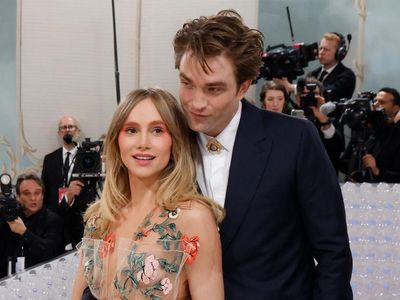 7 Gaya Suki Waterhouse Umumkan Hamil Anak Robert Pattinson Pakai Gaun Mini