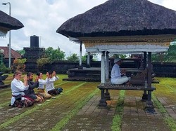 3 Bule Rusia Menangis-Sujud Cium Tangga Saat Upacara di Besakih